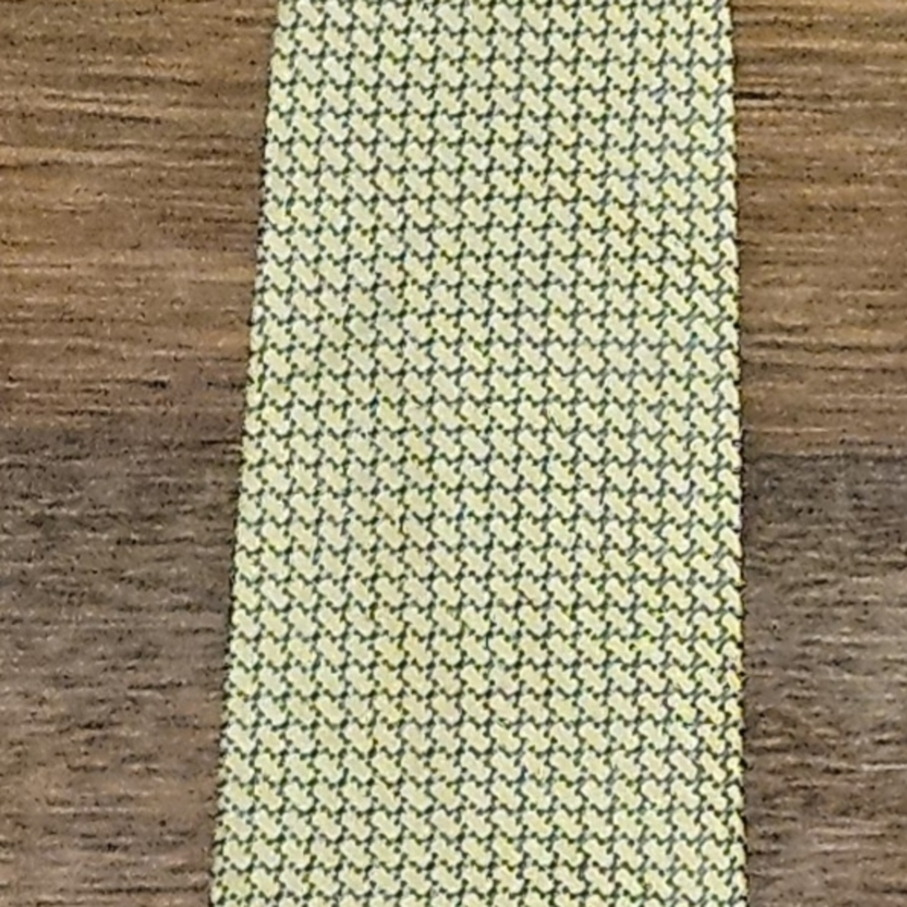 TOMMY HILFIGER mens 100% silk tie SIZE 59x3.5 COLOR GOLD/YELLOW